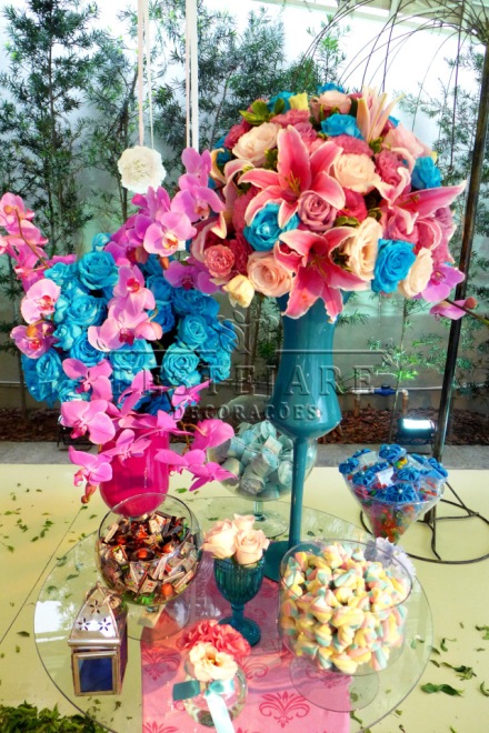 Decoração com vasos e flores coloridas