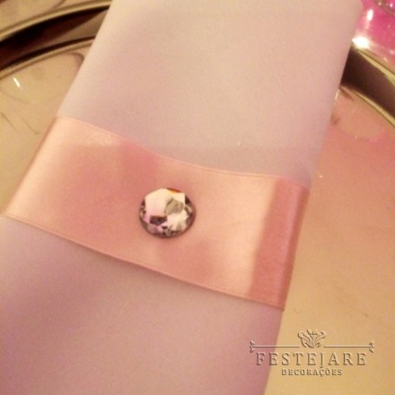 Guardanapo de mesa decorado com fita de cetim rosa e ponto de cristal